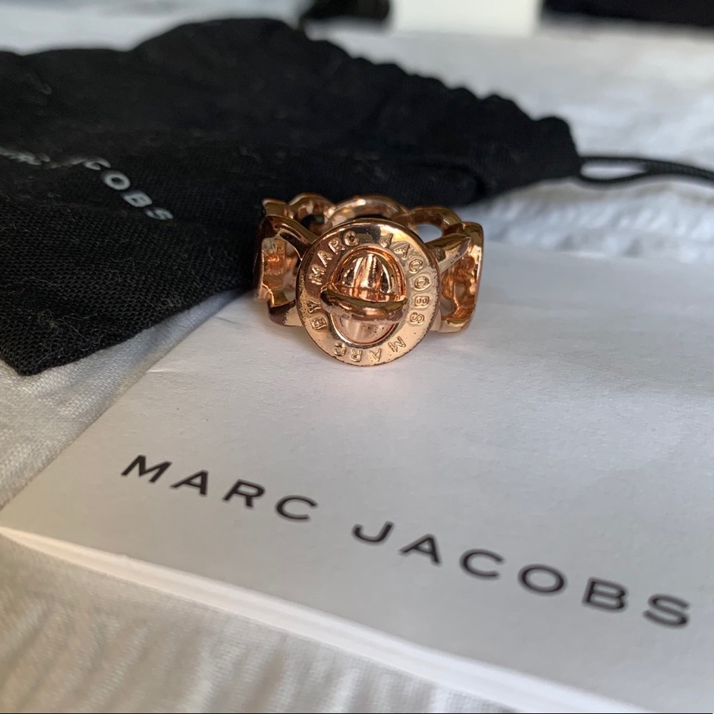 Marc Jacobs Turnlock Ring w/ bag + certificate